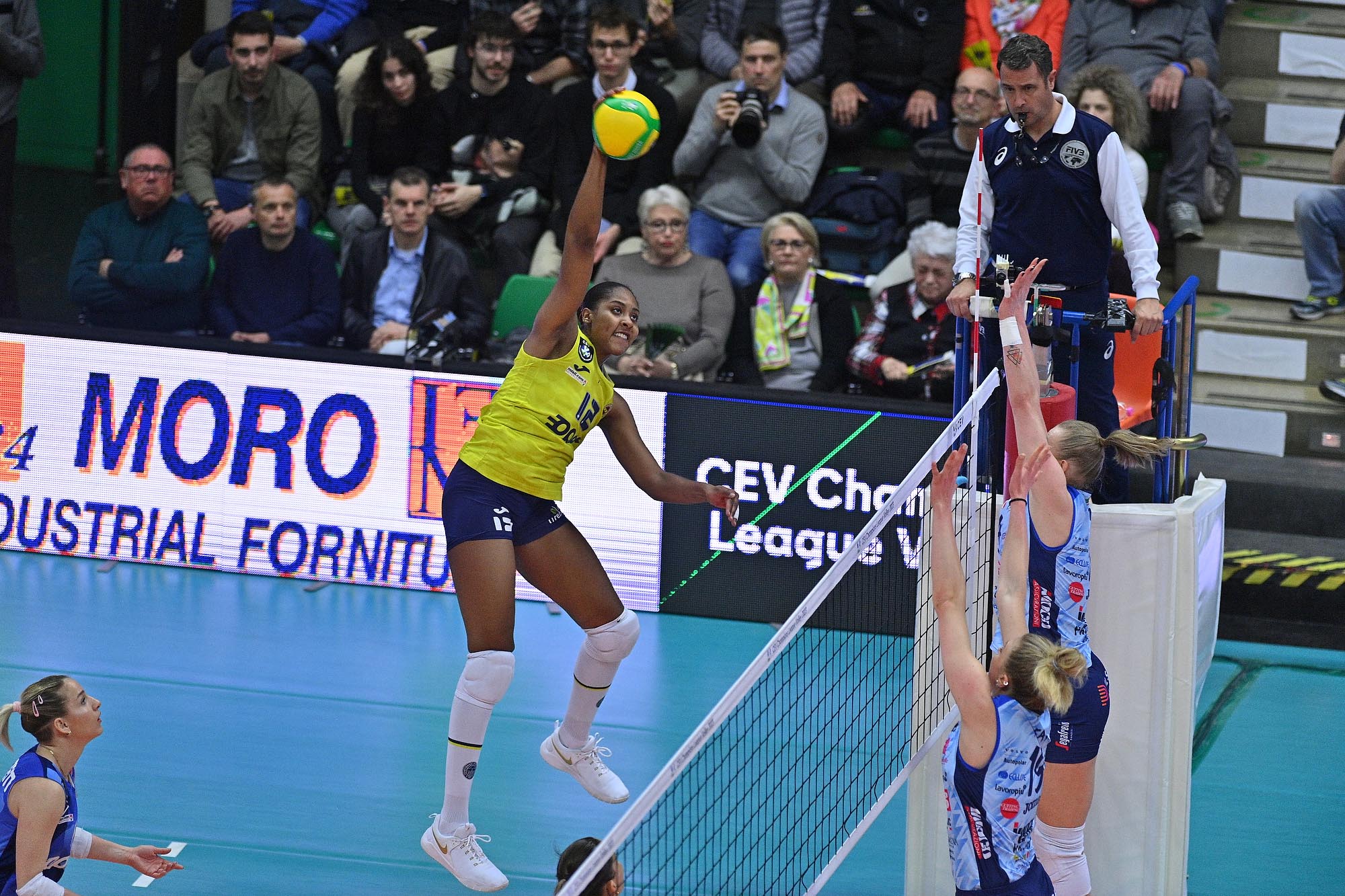 Fenerbahçe Opet, CEV Şampiyonlar Ligi’nde yarı finale yükseldi