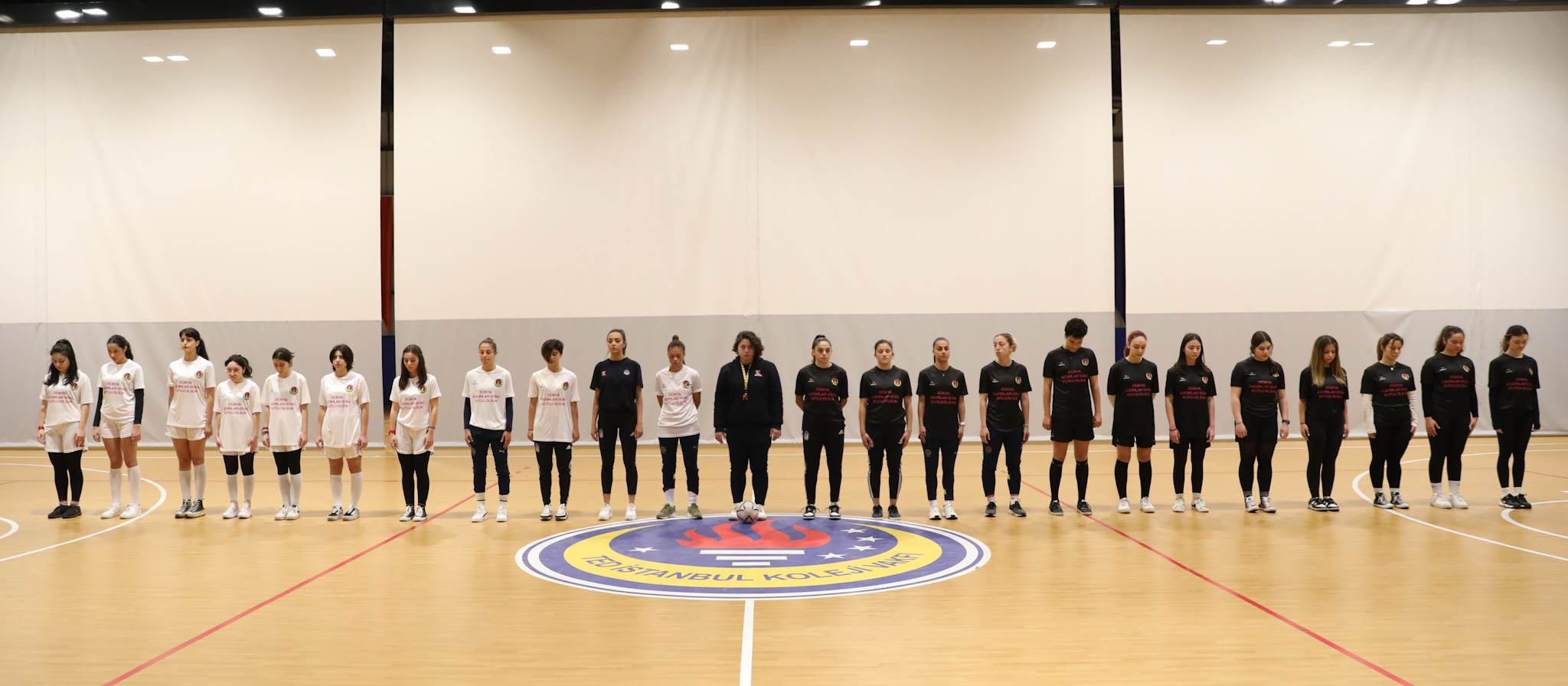 Kadın futbolcularımız, 8 Mart etkinliğinde öğrencilerle bir araya geldi