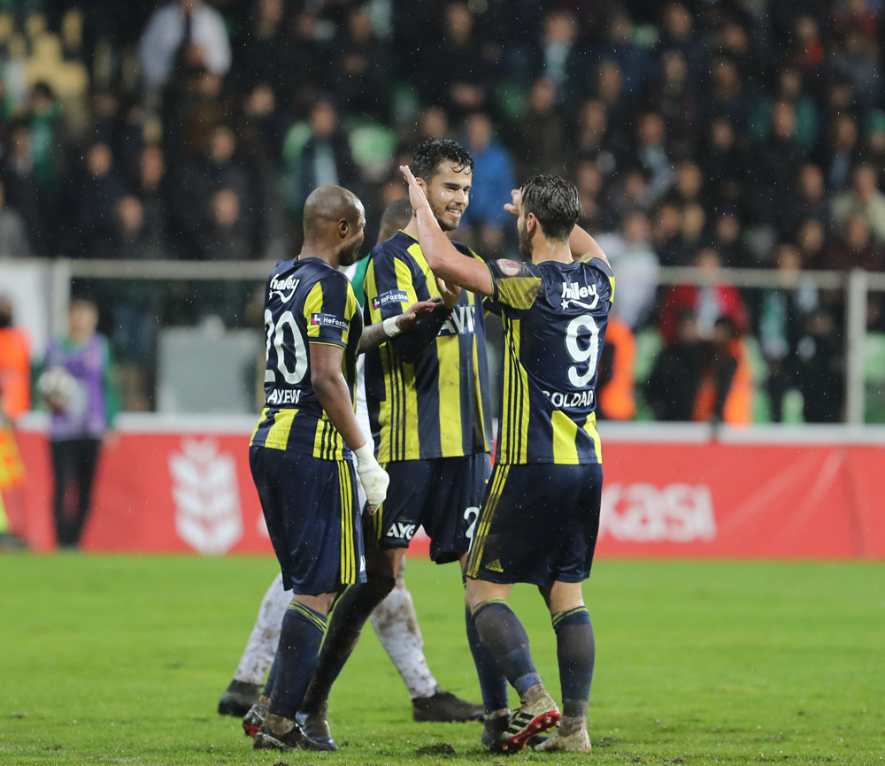 Diego Reyes logró su primer gol con el Fenerbahce