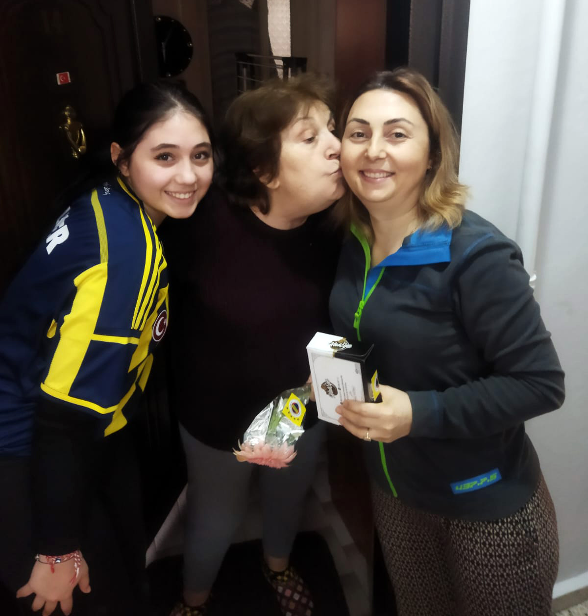 Edirne Derneğimiz, 8 Mart Dünya Kadınlar Gününde deprem mağduru kadınlara çiçek takdim etti