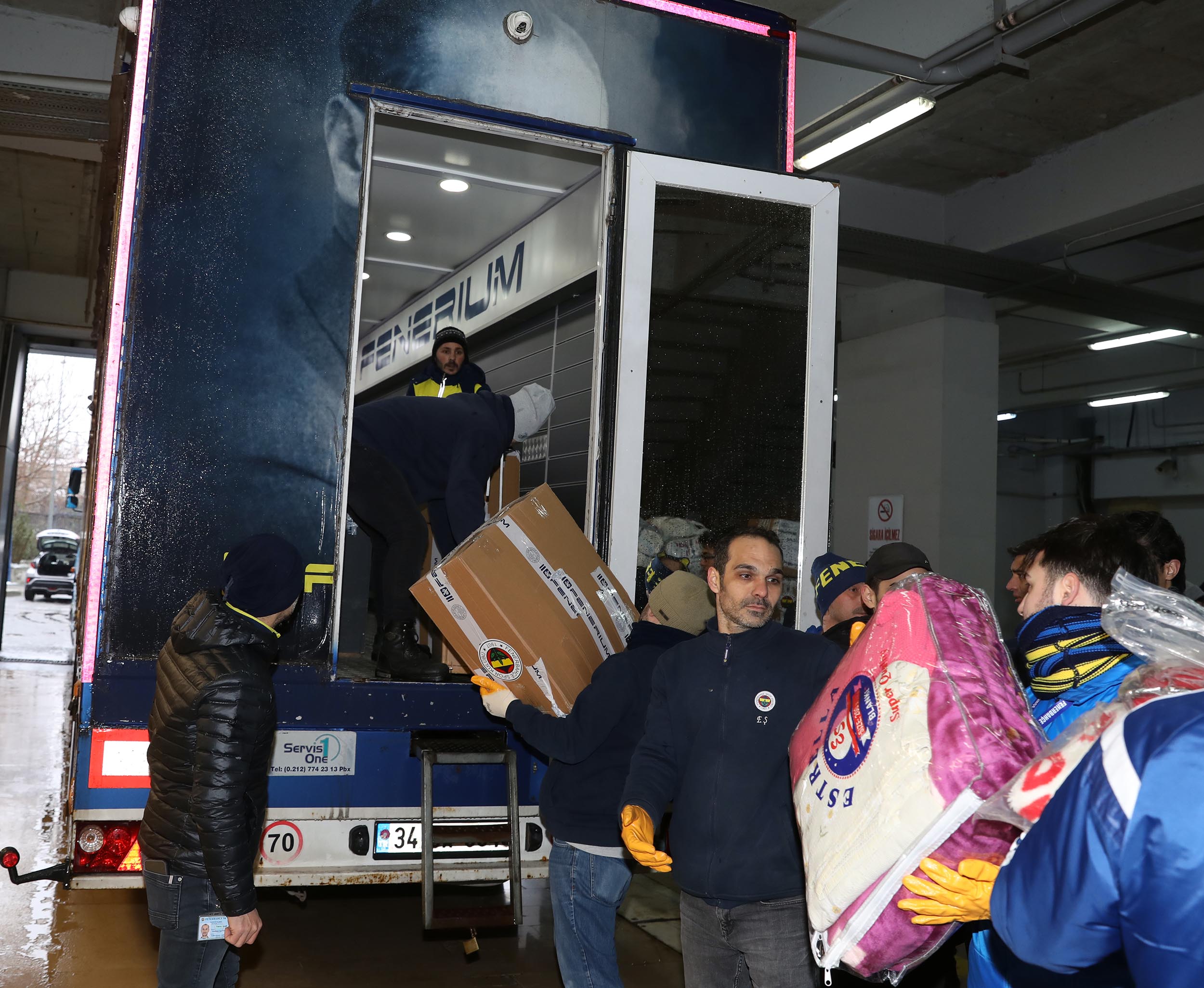 Depremden etkilenen vatandaşlarımız için stadımızda toplanan yardım malzemelerinin ilk bölümü yola çıkarıldı