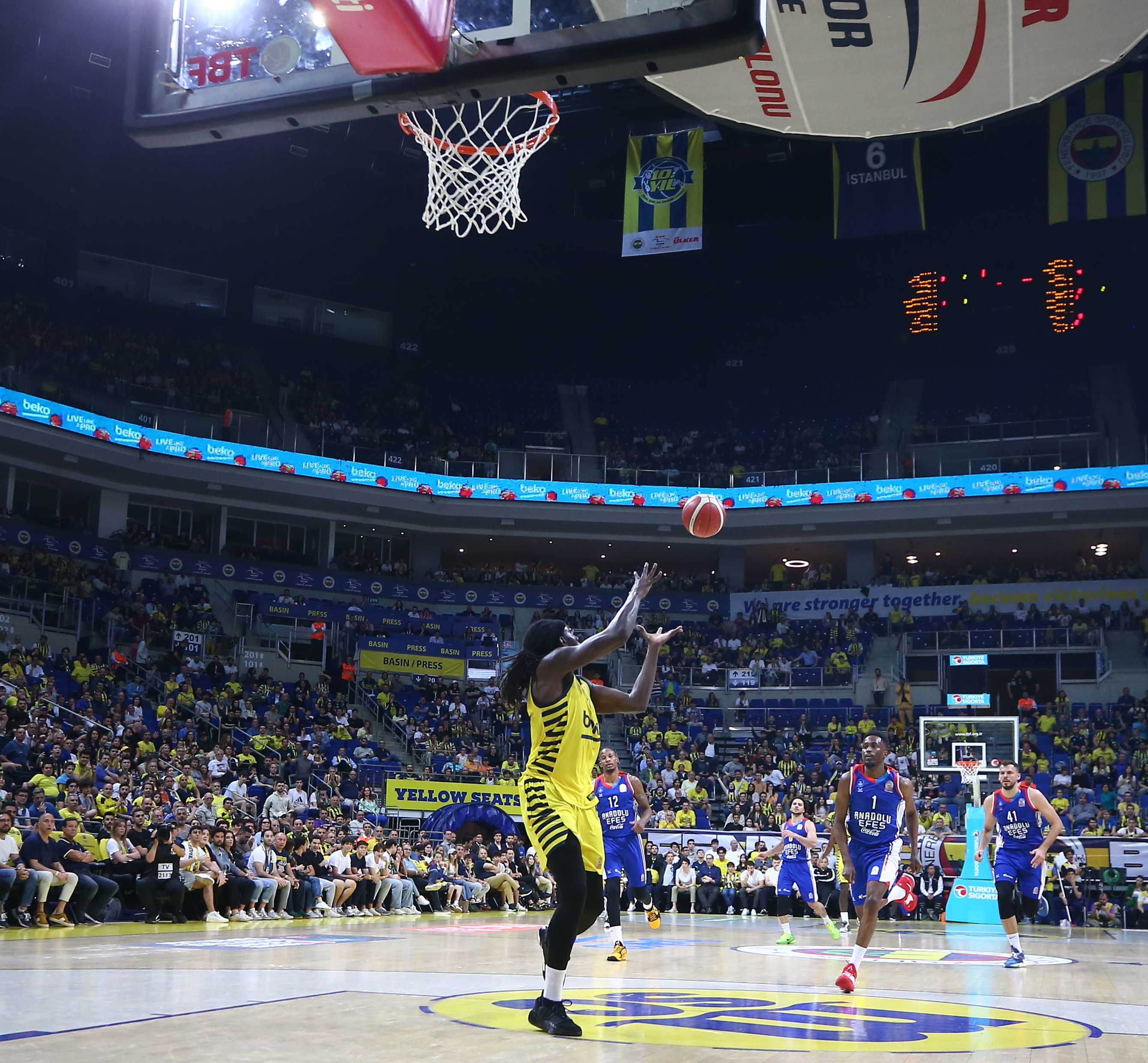 Fenerbahçe Beko Erkek Basketbol Takımımız, yarı final serisinde 1-0 öne geçti
