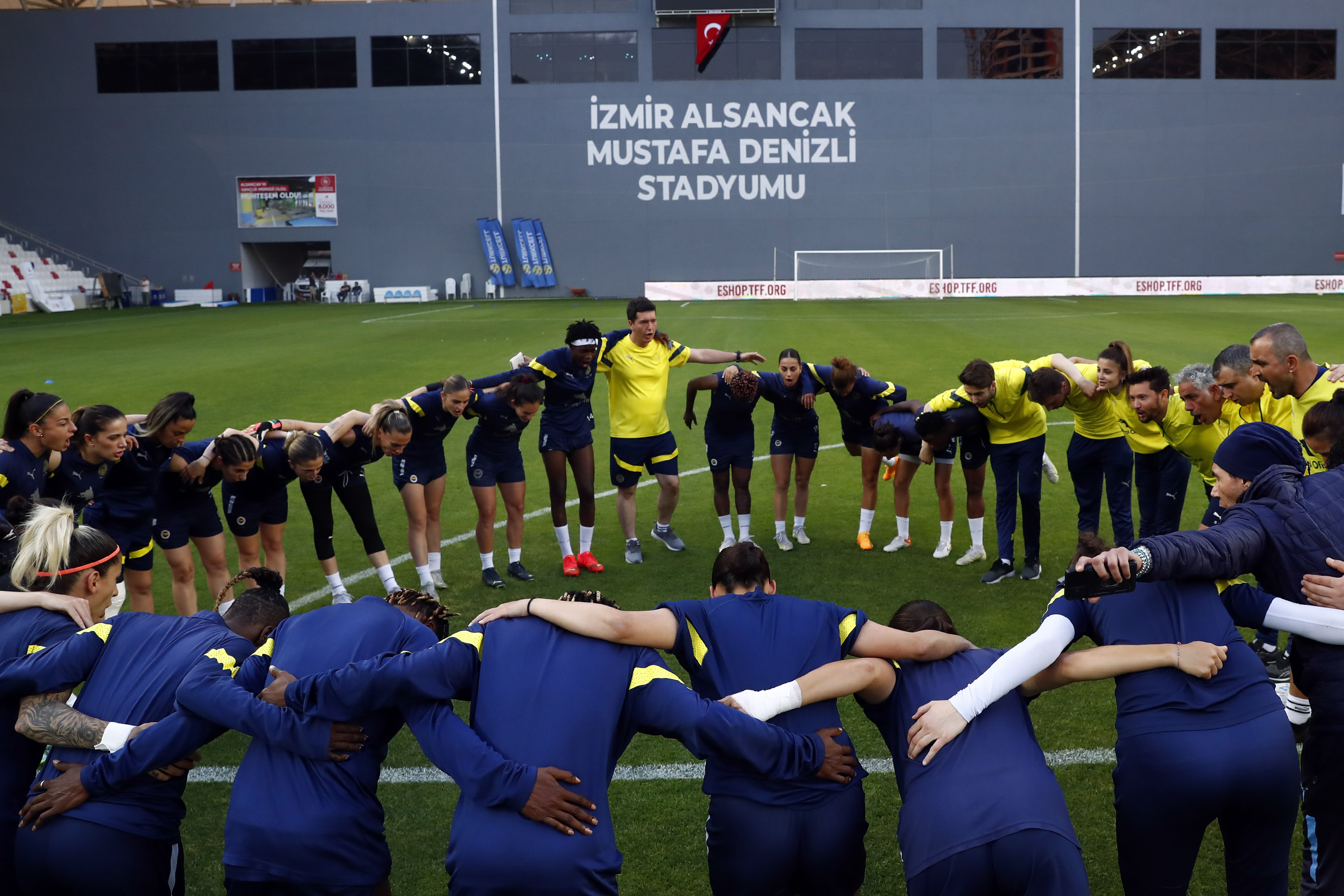 Fenerbahçe Petrol Ofisi Kadın Futbol Takımımız, final maçının hazırlıklarını tamamladı