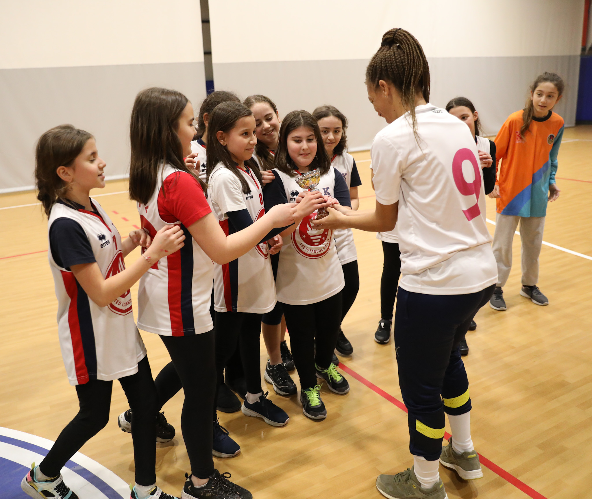 Kadın futbolcularımız, 8 Mart etkinliğinde öğrencilerle bir araya geldi