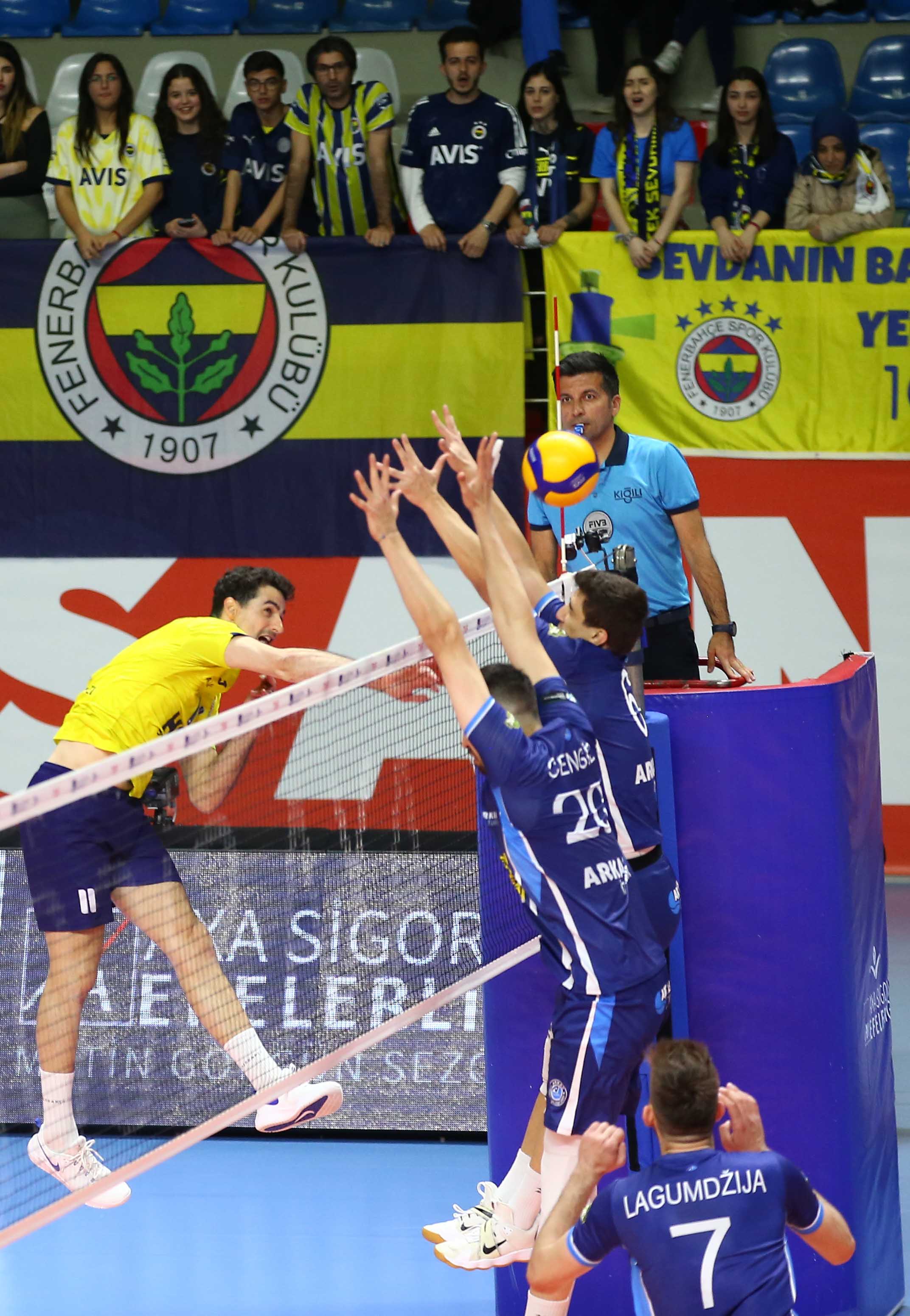 Fenerbahçe HDI Sigorta Erkek Voleybol Takımımız seride 1-0 öne geçti