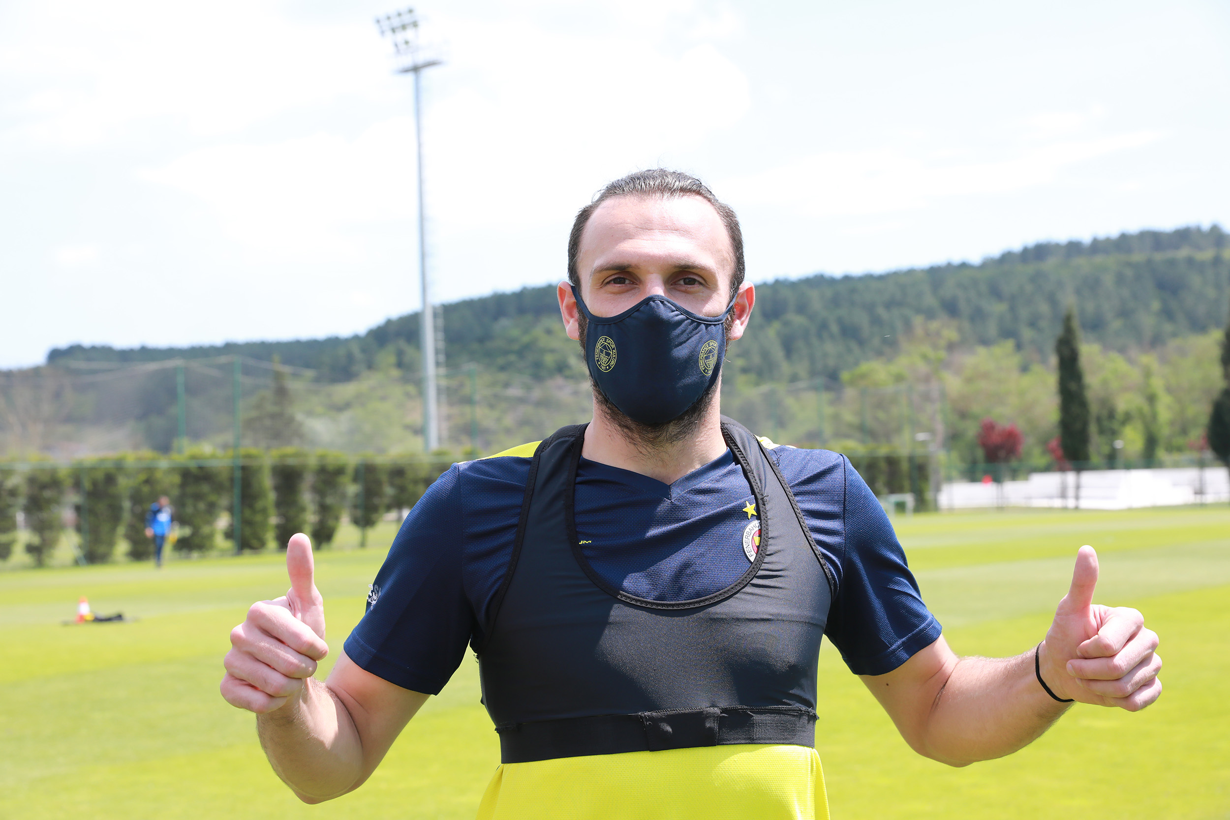 Fenerbahçe logolu maskeleri satışa çıkardı!