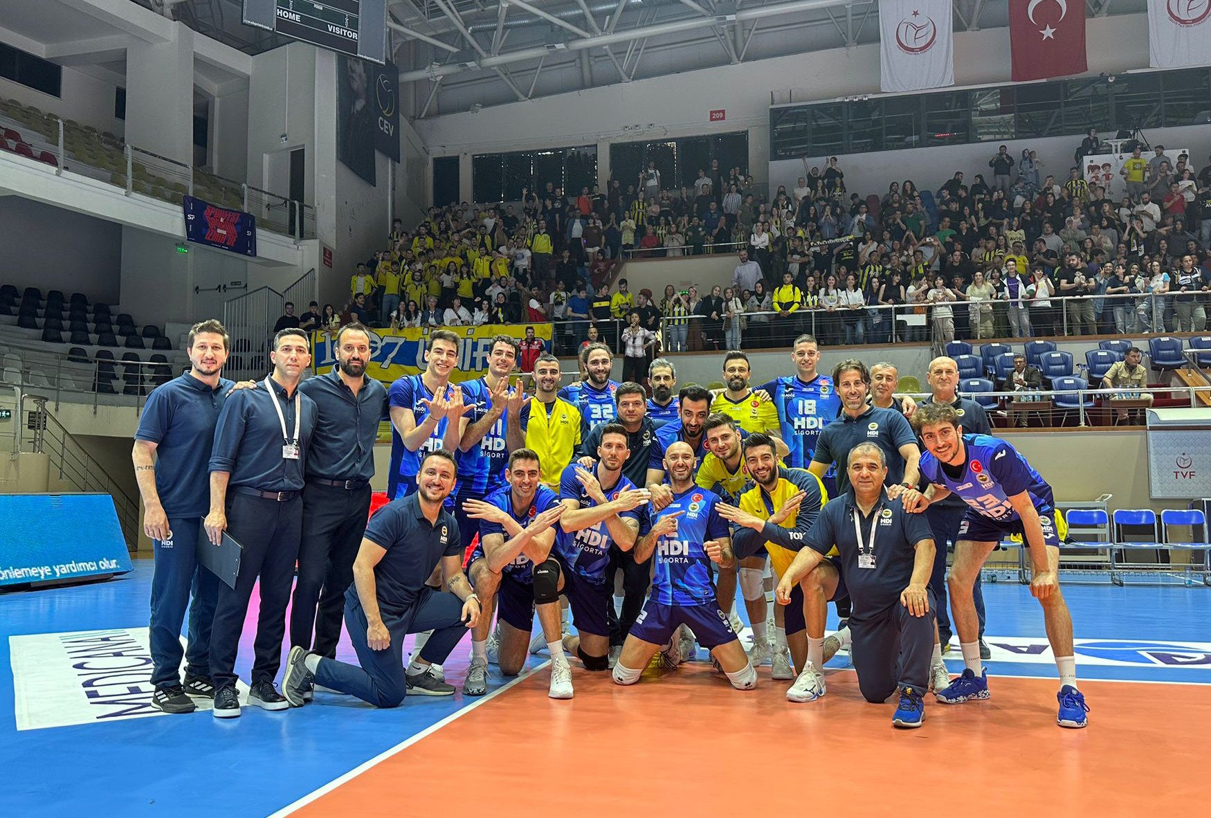 Fenerbahçe HDI Sigorta Erkek Voleybol Takımımız, AXA Sigorta Efeler Ligi Metin Görgün Sezonunu 3. sırada tamamladı