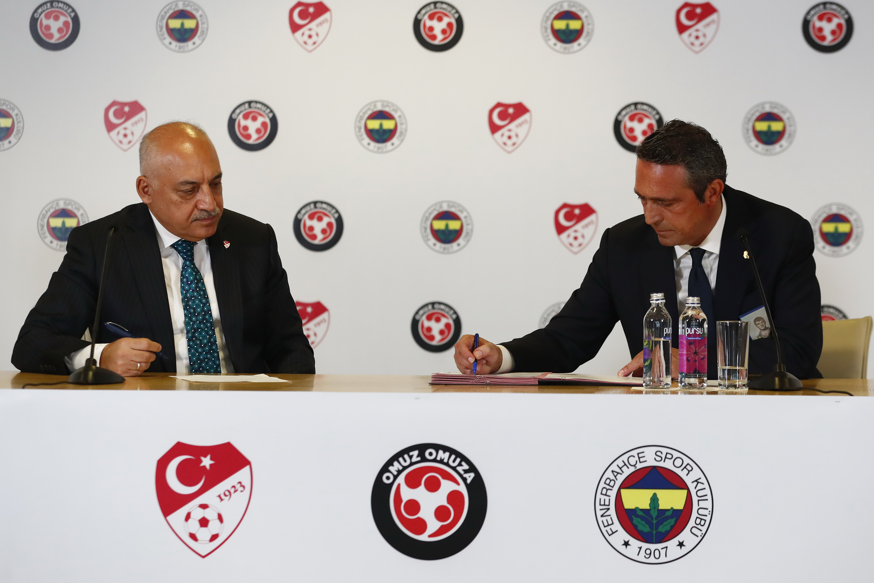 Başkanımız Ali Y. Koç ve TFF Başkanı Mehmet Büyükekşi’nin katılımlarıyla Kulübümüzün deprem bölgesine yaptığı konteyner bağışının imza töreni yapıldı