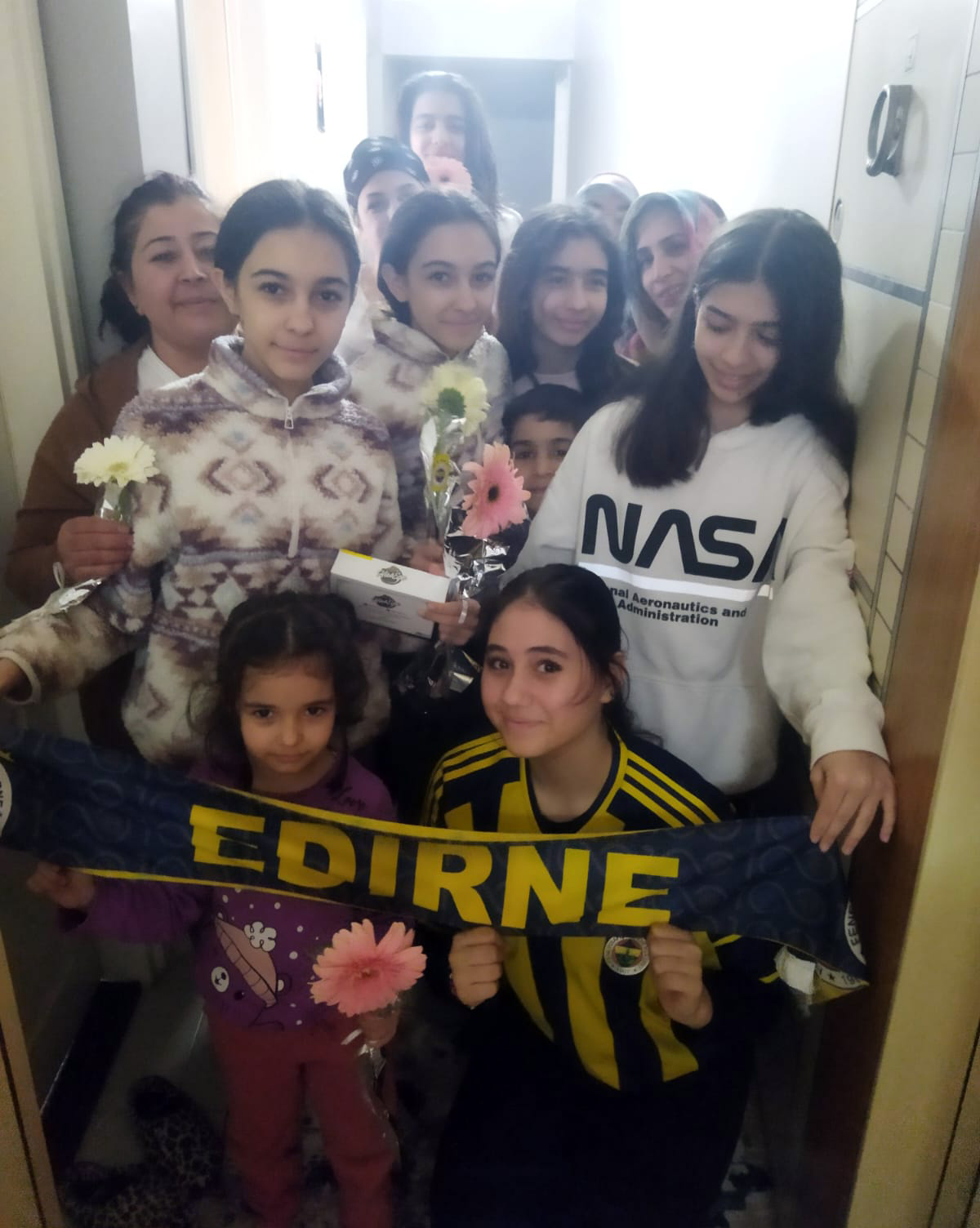 Edirne Derneğimiz, 8 Mart Dünya Kadınlar Gününde deprem mağduru kadınlara çiçek takdim etti