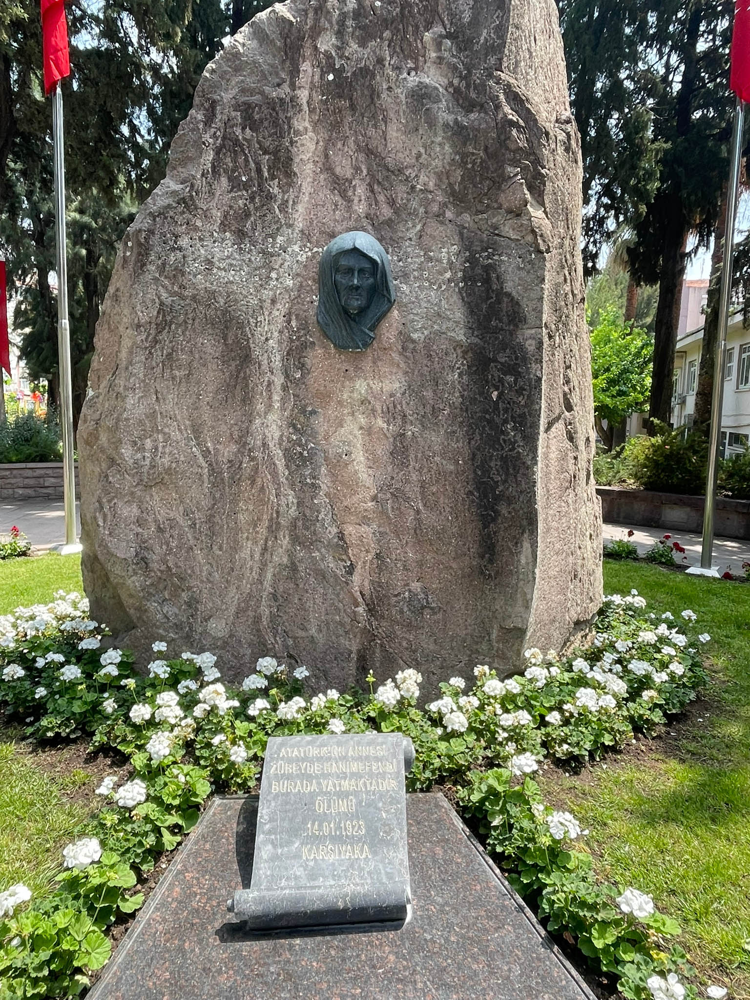 İzmir Derneğimiz, Fenerbahçemiz adına Anneler Günü’nde Zübeyde Hanım’ın Anıt Mezarını ziyaret etti