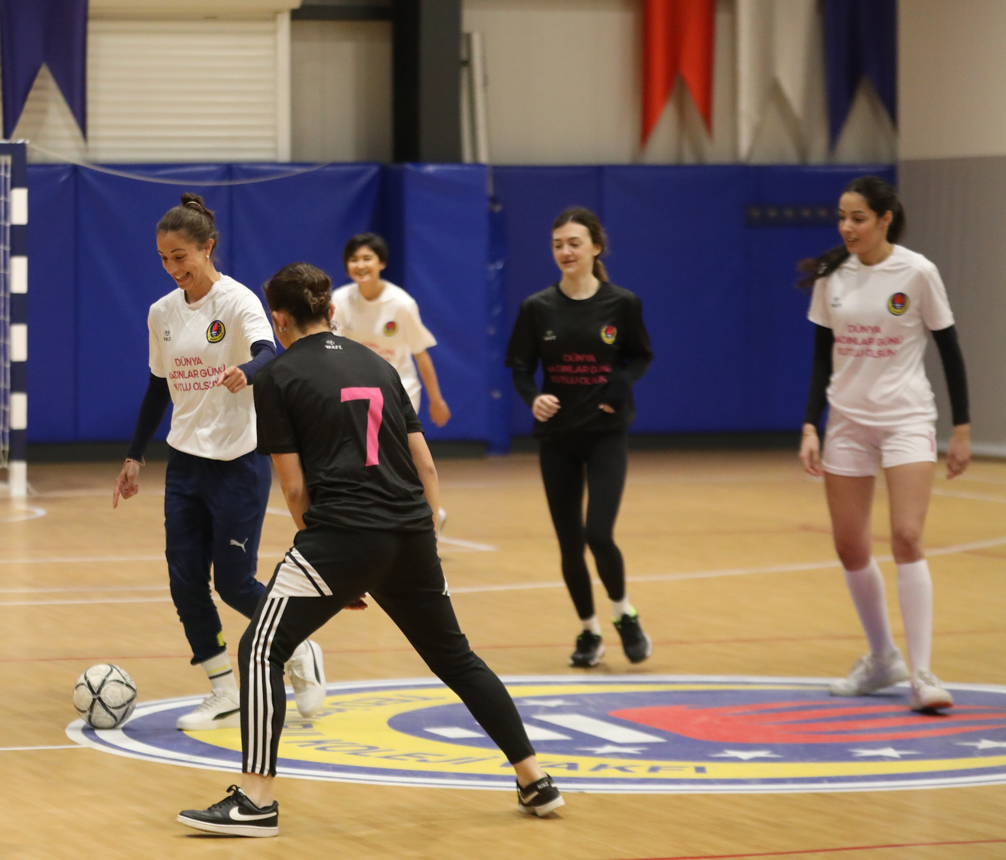 Kadın futbolcularımız, 8 Mart etkinliğinde öğrencilerle bir araya geldi