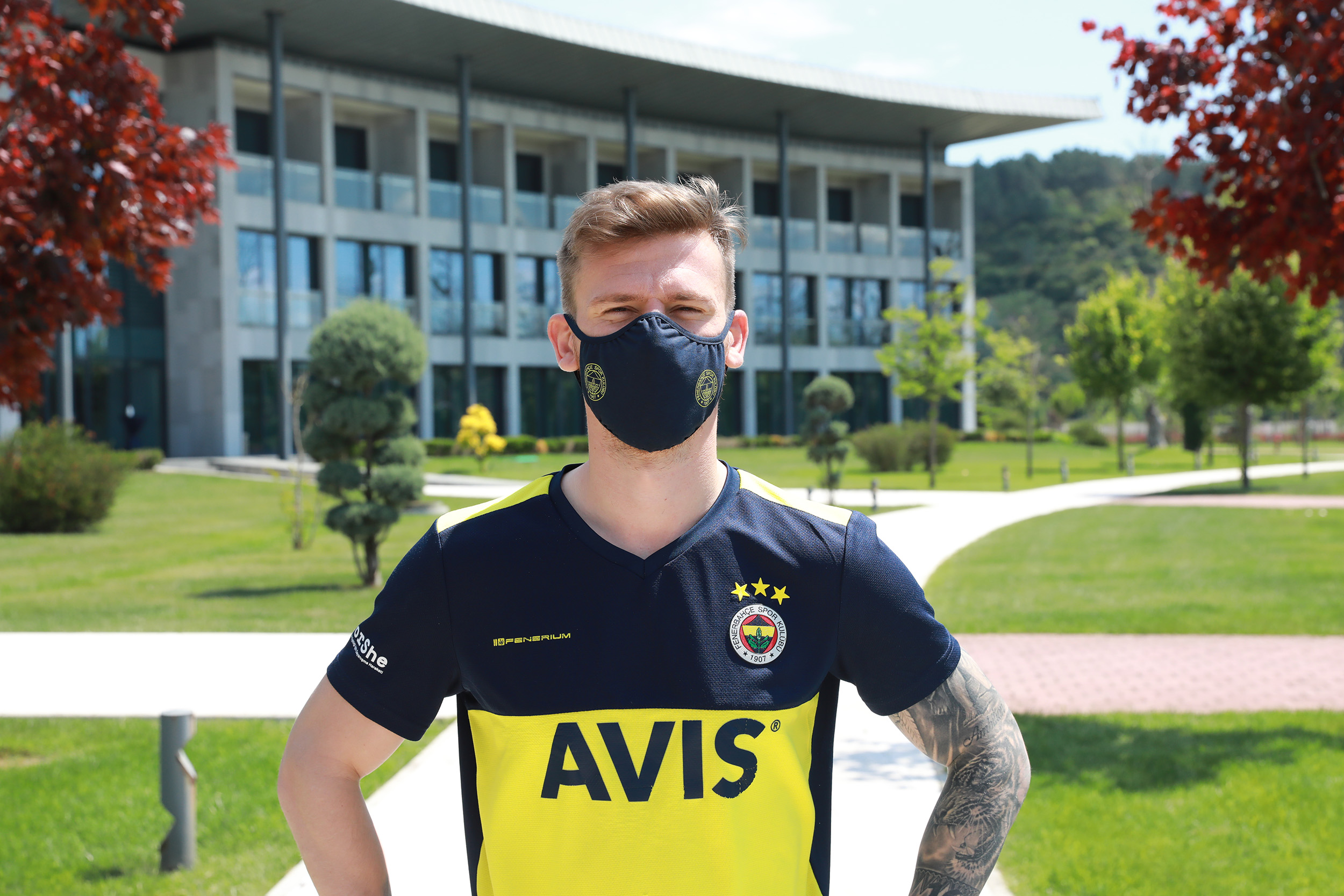 Fenerbahçe logolu maskeleri satışa çıkardı!