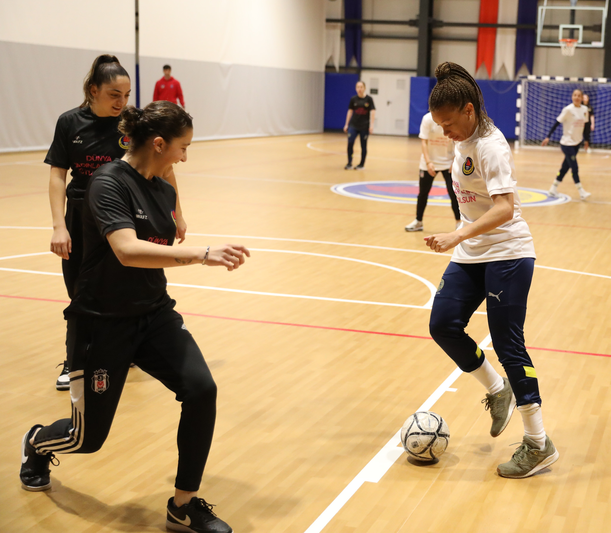 Kadın futbolcularımız, 8 Mart etkinliğinde öğrencilerle bir araya geldi