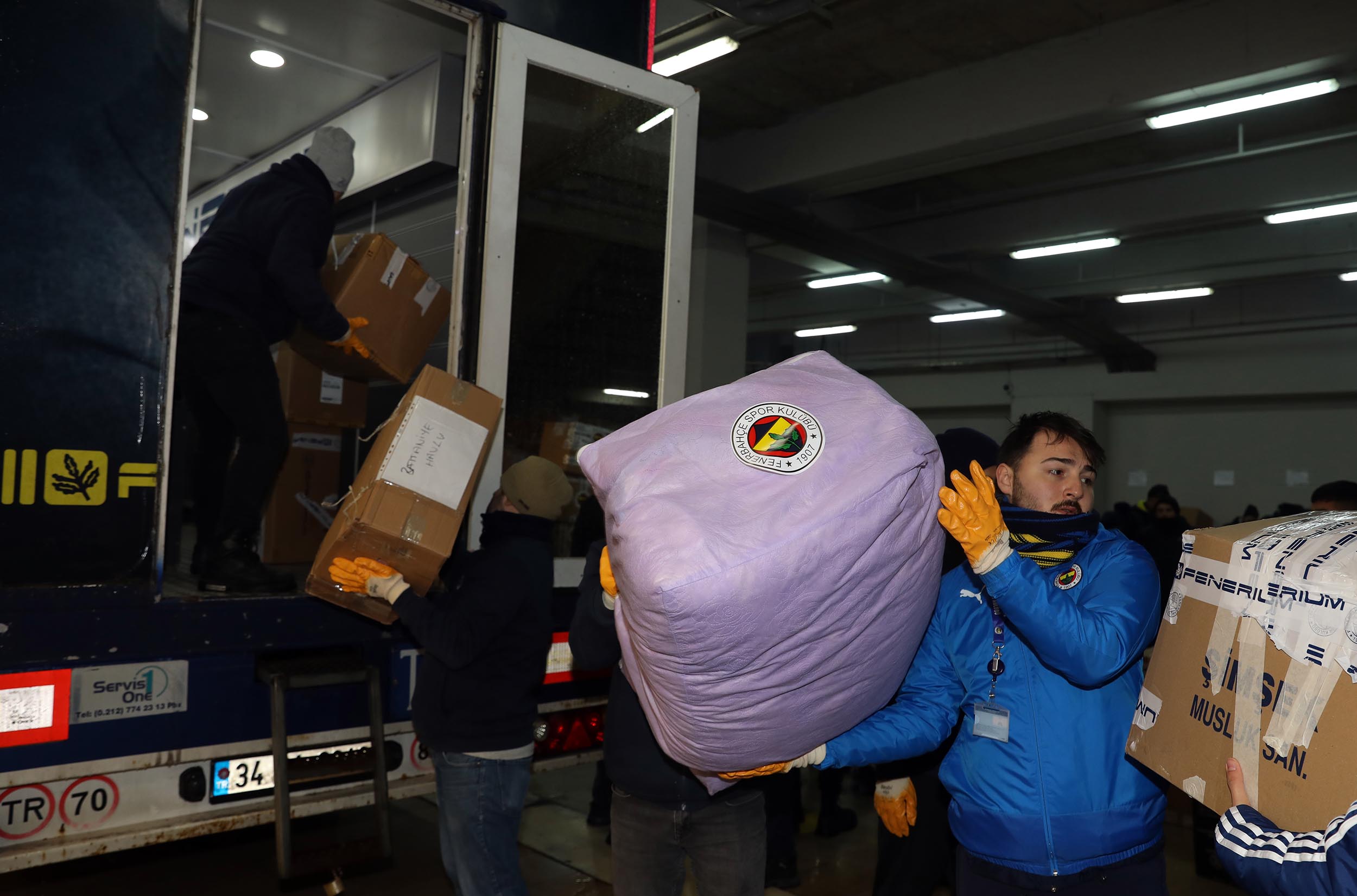 Depremden etkilenen vatandaşlarımız için stadımızda toplanan yardım malzemelerinin ilk bölümü yola çıkarıldı