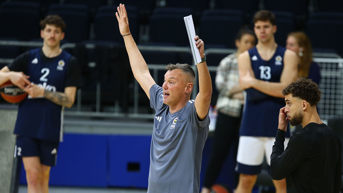 Başantrenörümüz Sarunas Jasikevicius ve oyuncumuz Yam Madar’ın maç önü