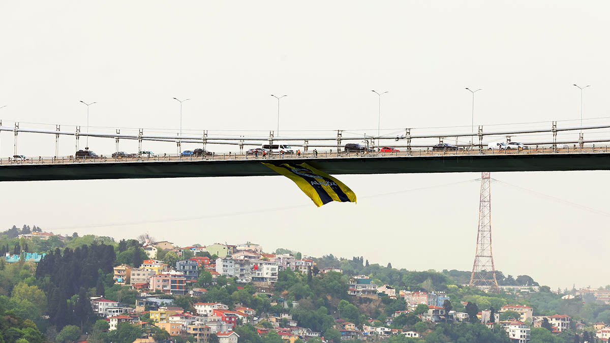 Üst üste 2. Kez Avrupa Şampiyonu olan Fenerbahçe Alagöz Holding’in dev bayrakları köprülere asıldı