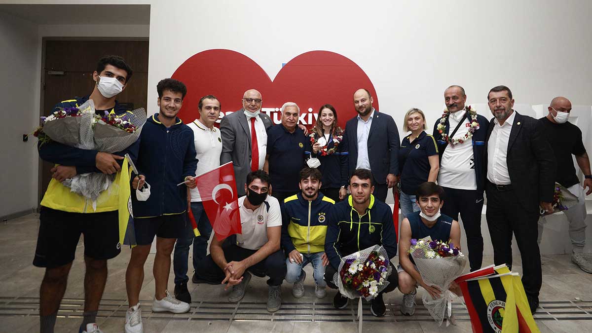 Olimpiyat ikincisi Fenerbahçeli milli boksörümüz Buse Naz Çakıroğlu yurda döndü