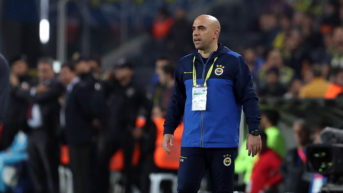 Zeki Murat Göle Fenerbahçe Kulübesinden Takımı İdare Ediyor