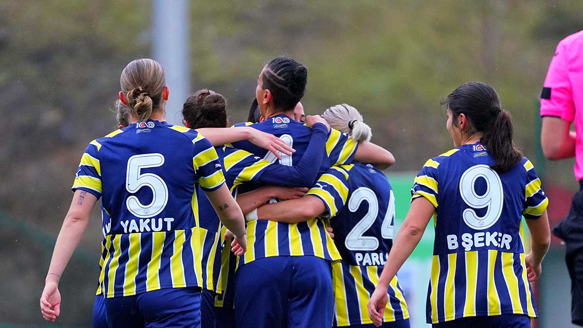 Fenerbahçe Petrol Ofisi Kadın Futbol Takımımızın Geçici Teknik Sorumlusu Serhat Deniz ile futbolcularımız, 18-0’lık galibiyeti değerlendirdi