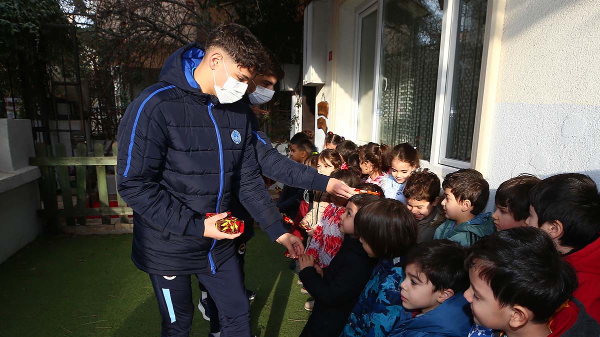 Kulübümüz, Futbol Akademi oyuncularımızla Ahmet Çalık’ın anısına çocuklara çikolata dağıttı