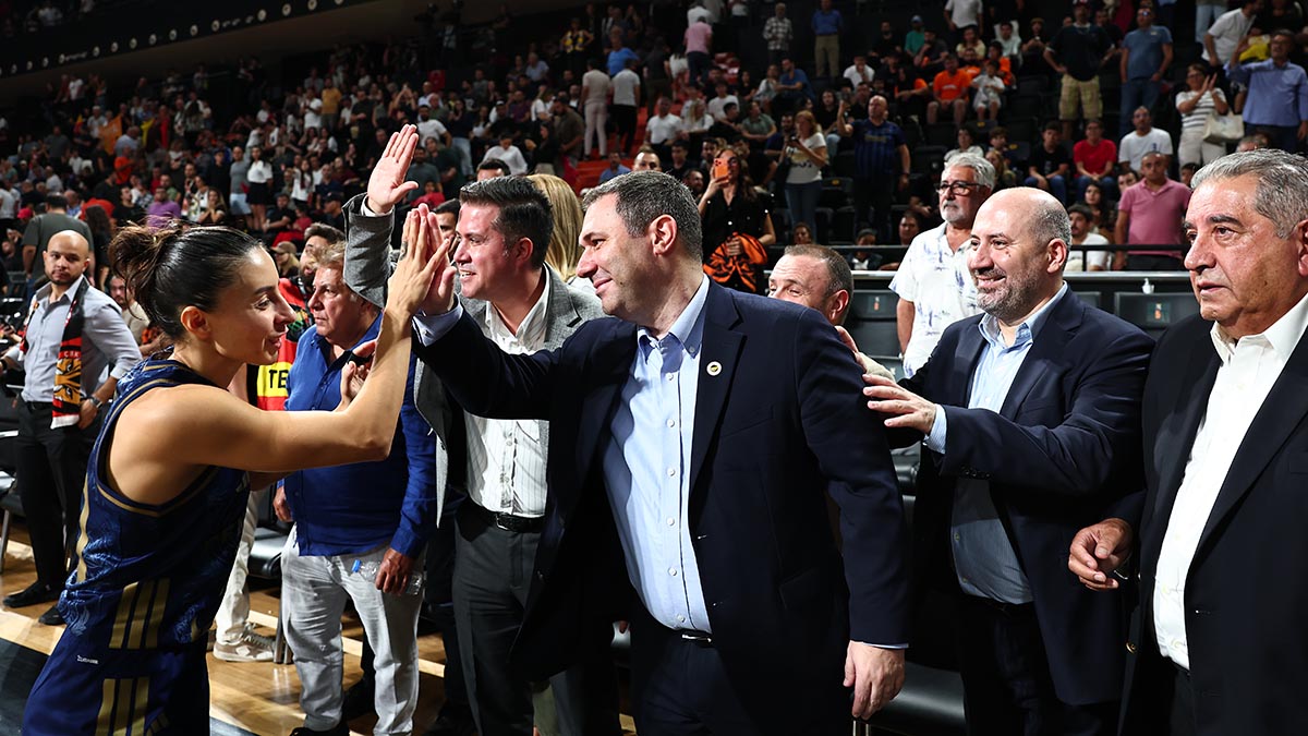 Yöneticilerimiz, FIBA Süper Kupa Şampiyonu Takımımızı tebrik etti